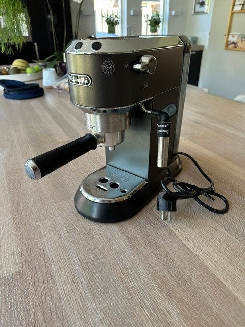 DeLonghi Dedica Espresso apparaat, Gebruikt, Espresso apparaat, Gemalen koffie, Ophalen of Verzenden