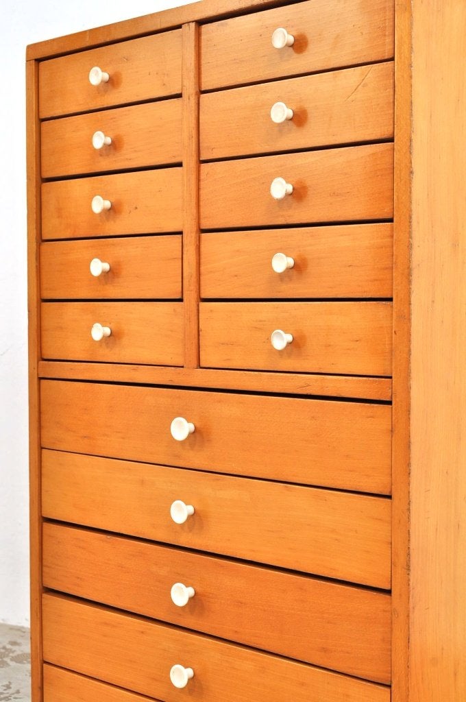 Vintage houten ladekast beukenhouten schoolkast jaren 50, Gebruikt, 5 laden of meer, Minder dan 100 cm, 25 tot 50 cm