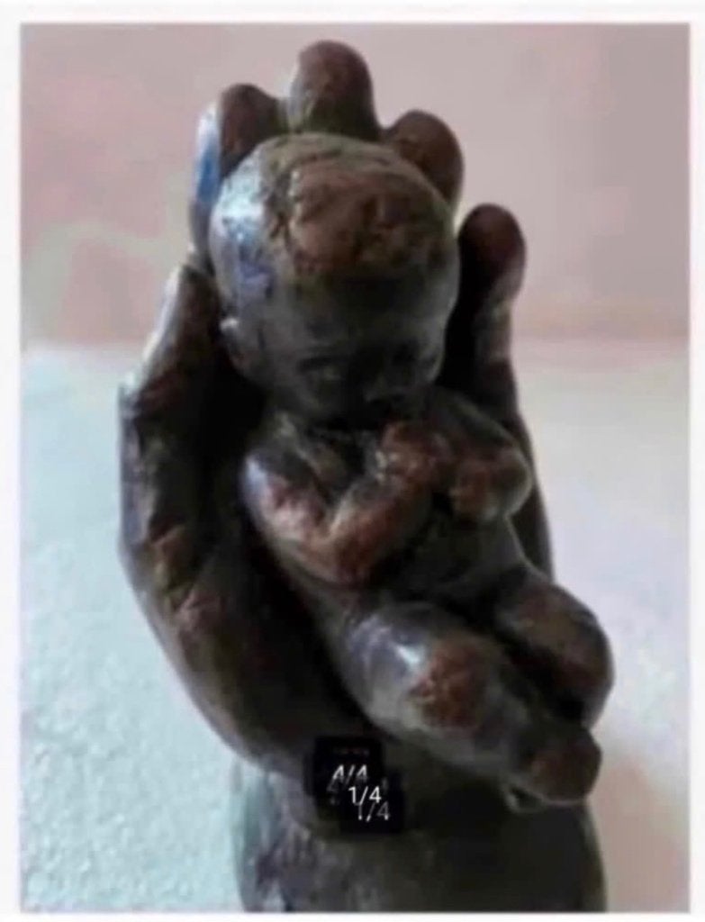 Geert Kunen beeld, kind baby in hand, steen, 11,5 cm, Antiek en Kunst, Ophalen of Verzenden