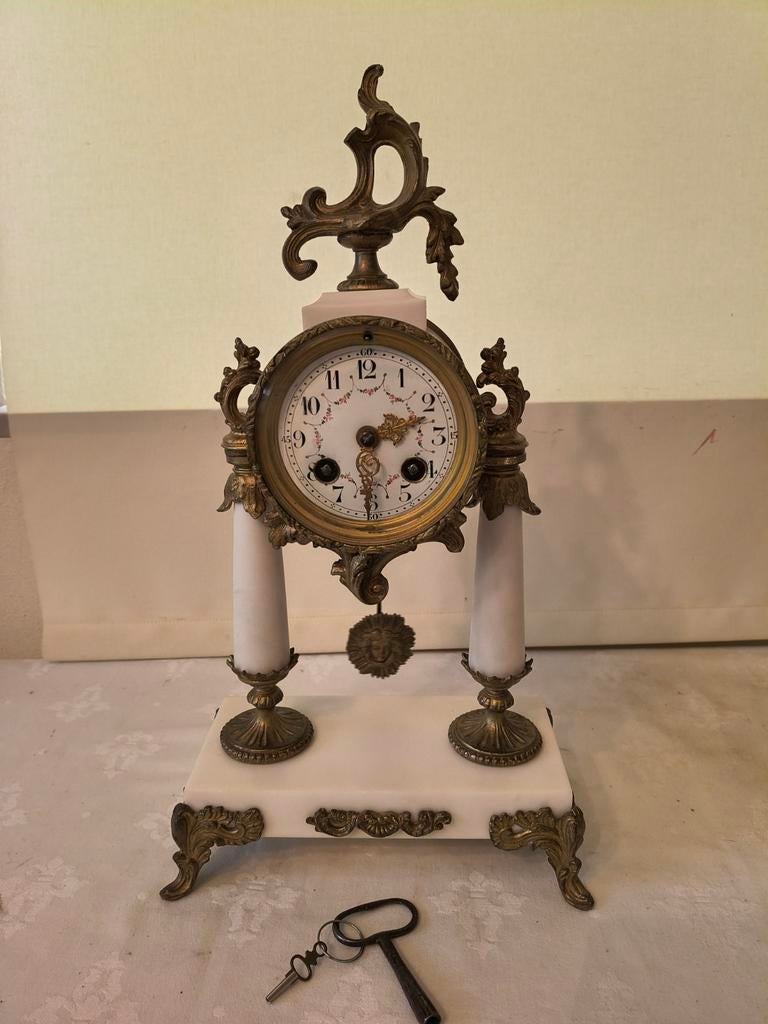 Antieke marmeren pendule met bronzen ornamenten, Ophalen of Verzenden