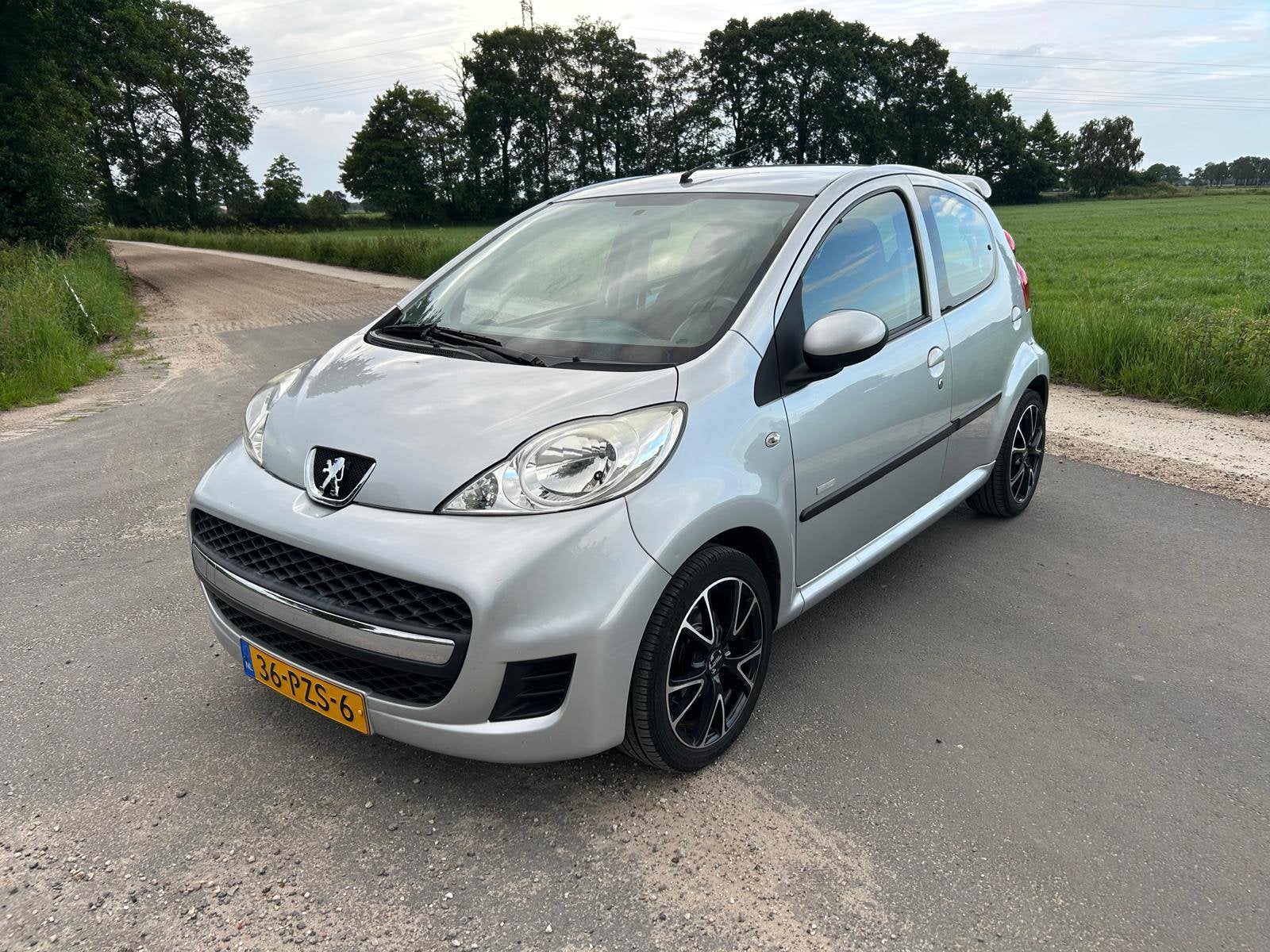Peugeot 107 1.0 12V 5DR 2011 Grijs, Voorwielaandrijving, Stof, Zwart, 4 stoelen