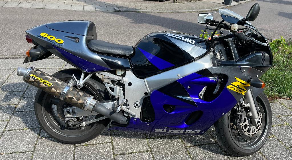 Suzuki GSX-R600 SRAD - Mooie staat/kleuren - Slechts 28034km, Motoren, Motoren | Suzuki, Sportuitlaat, 4 cilinders, Motorrijbewijs A