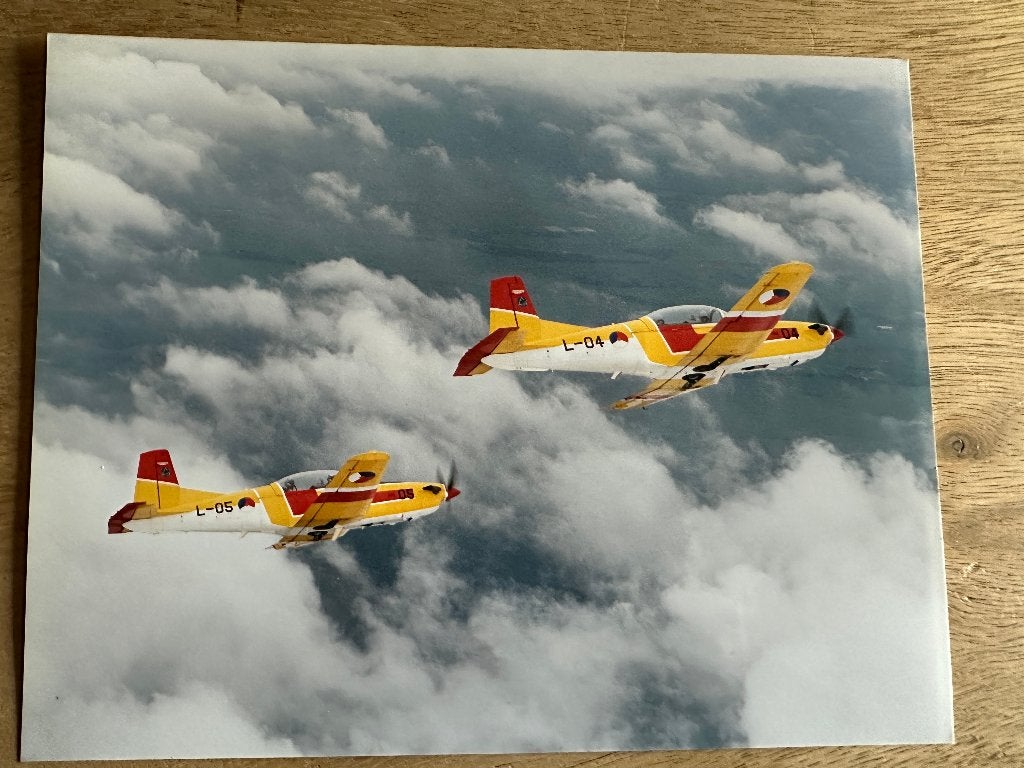 Originele KLu PC-7 L-04 & L-05 formatie luchtfoto 2000, Ophalen of Verzenden, Zo goed als nieuw, Kaart, Foto of Prent