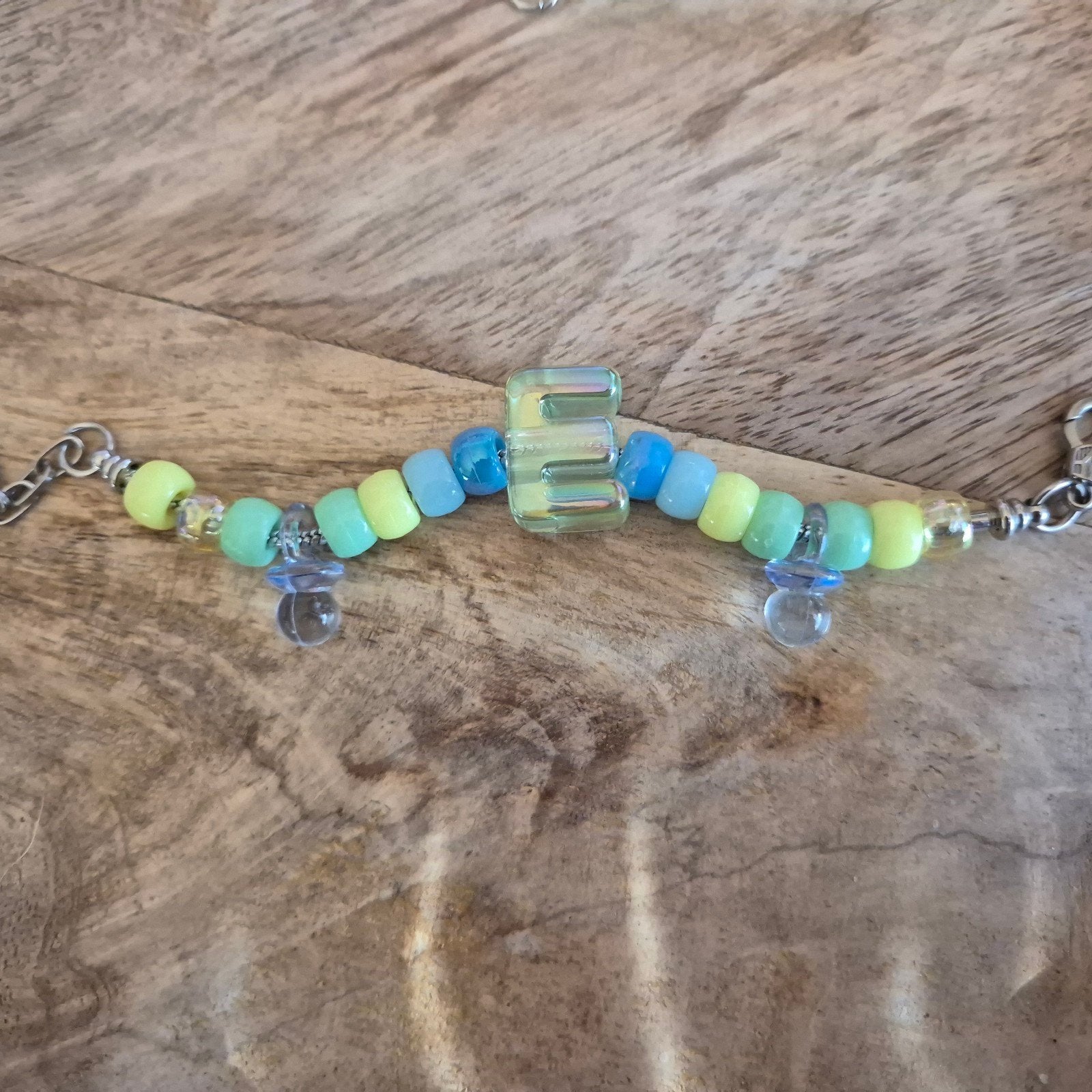 Handgemaakte kralenarmband met letter en speentjes, Nieuw, Ophalen of Verzenden, Met bedels of kralen, Overige kleuren
