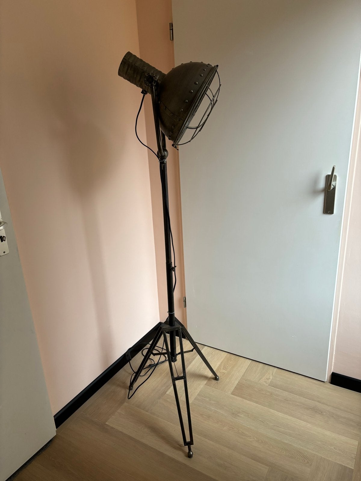 Industriële Vloerlamp met Statief - Vintage Stijl, Huis en Inrichting, Lampen | Vloerlampen, Ophalen, Zo goed als nieuw, Metaal
