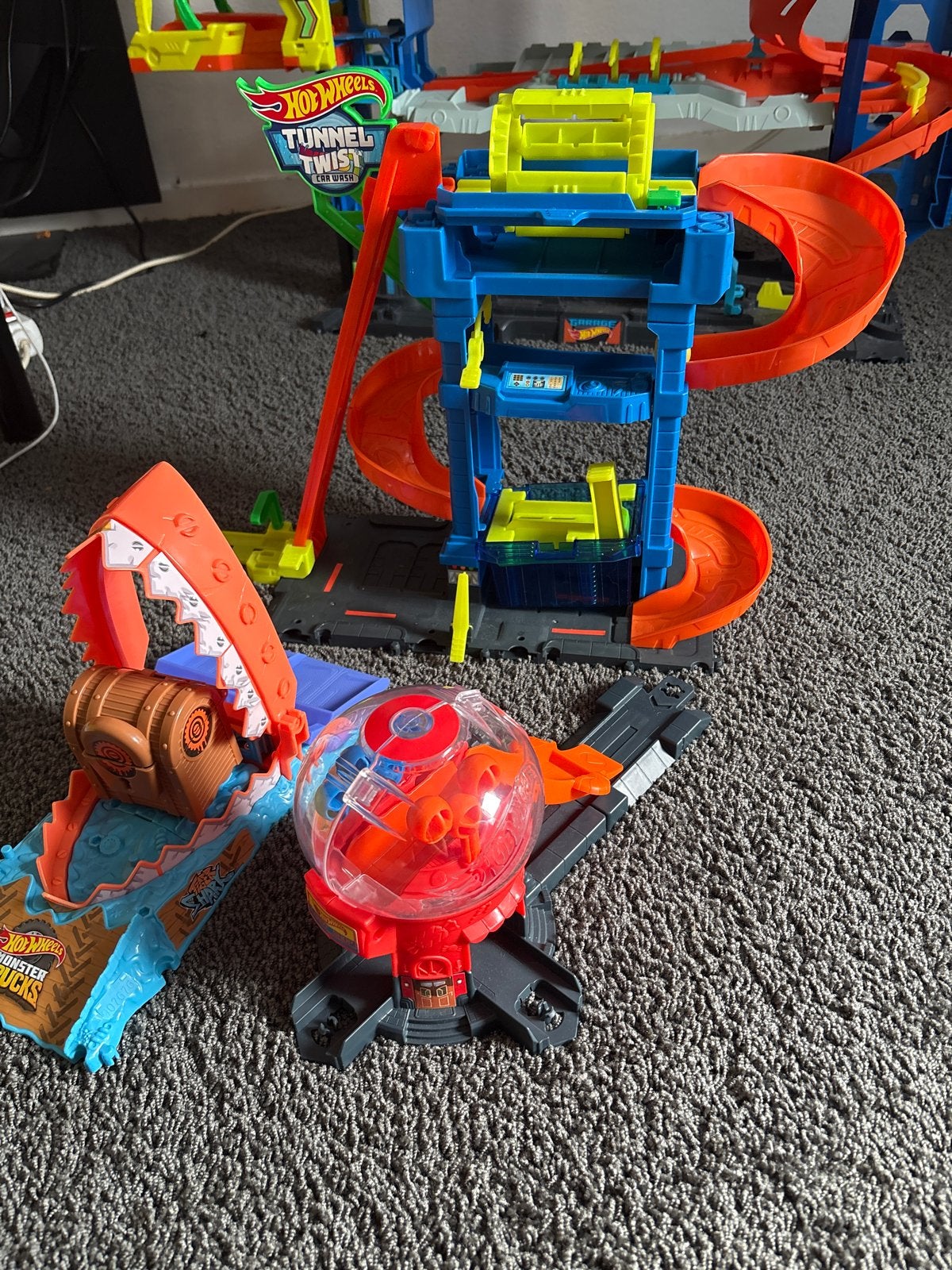 Hot Wheels Tunnel Twist Car Wash & Monster Trucks speelset, Ophalen of Verzenden, Gebruikt