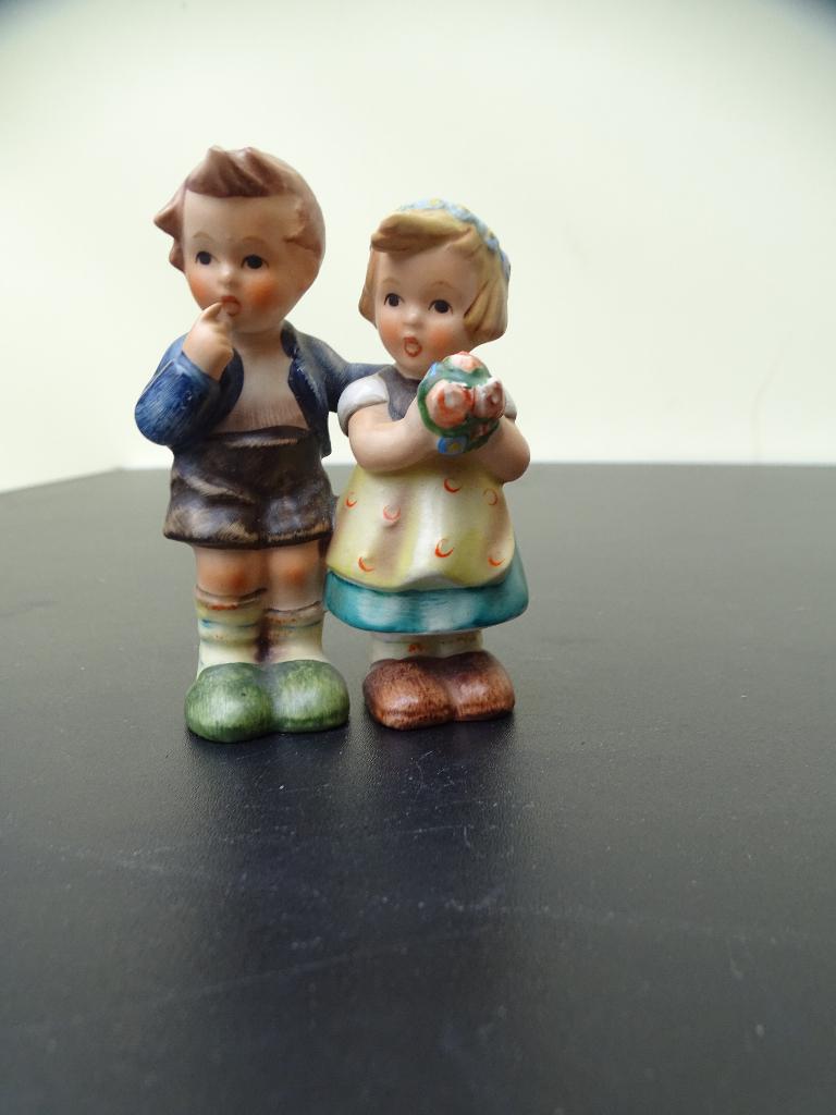 Jongen en meisje met boeket, Hummel, Ophalen of Verzenden, Zo goed als nieuw, Hummel