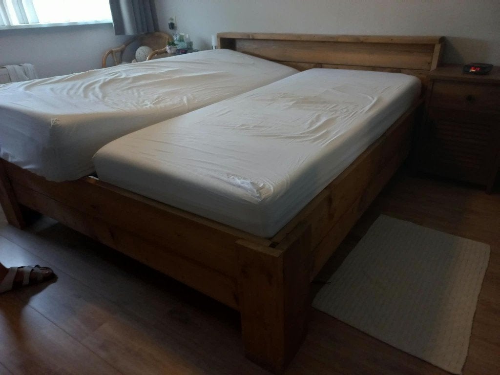 Houten bed met matras (Zelf gemaakt van steigerplanken), Ophalen, Bruin, Steigerhout, Tweepersoons