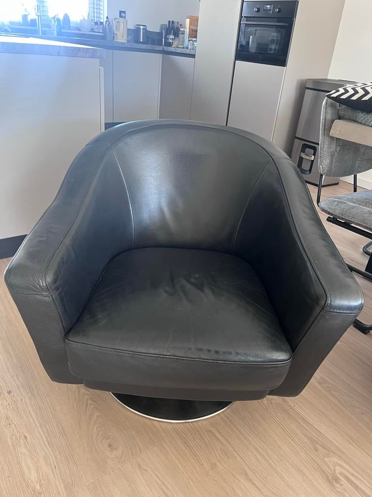 Zwarte lederen draaifauteuil Kuka, Huis en Inrichting, Fauteuils, Ophalen, Gebruikt, Leer, 75 tot 100 cm