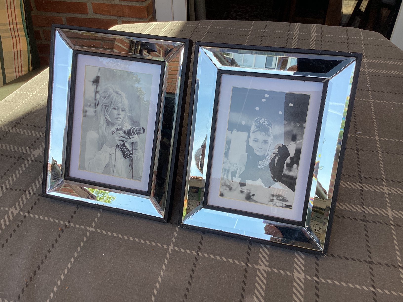 2 fotolijsten met afbeeldingen BB en Audry Hepburn, Ophalen of Verzenden, Zo goed als nieuw, Hout, Minder dan 50 cm