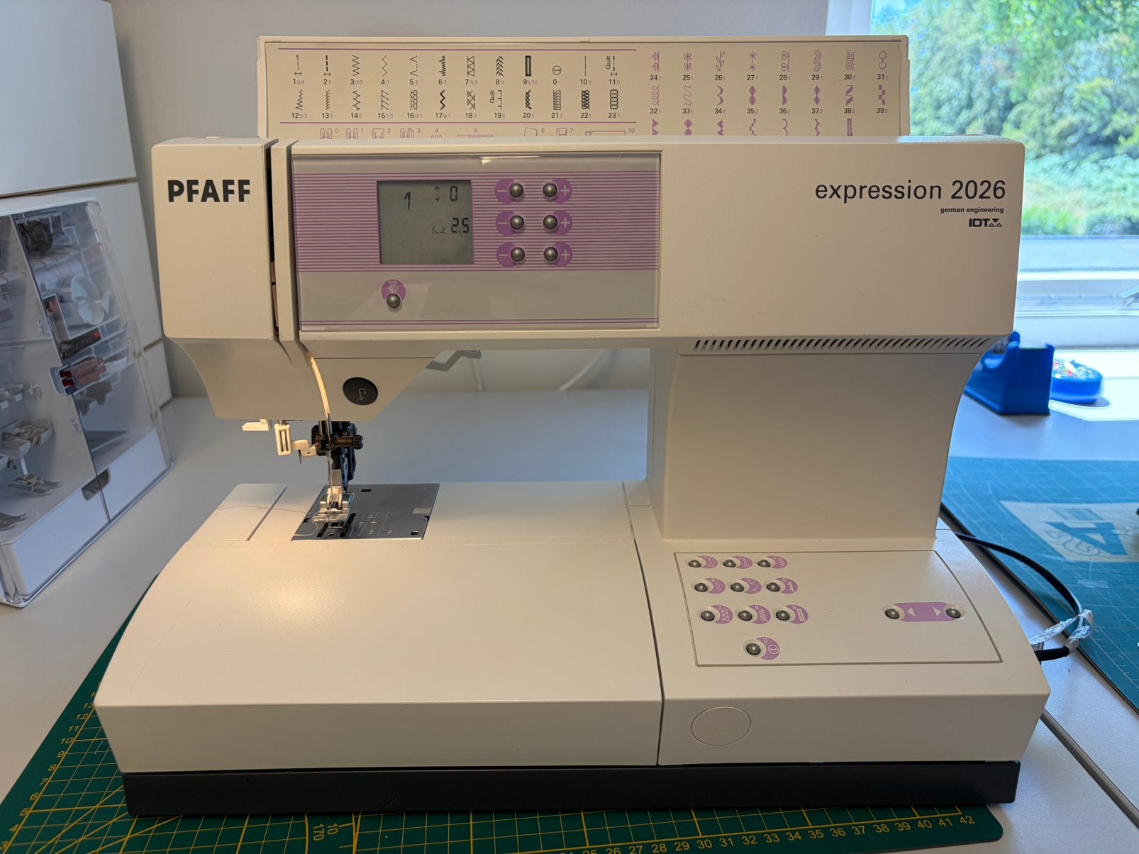 PFAFF EXPRESSION 2026 met beurt/garantie in nieuwstaat !, Ophalen of Verzenden, Zo goed als nieuw, Naaimachine, Pfaff