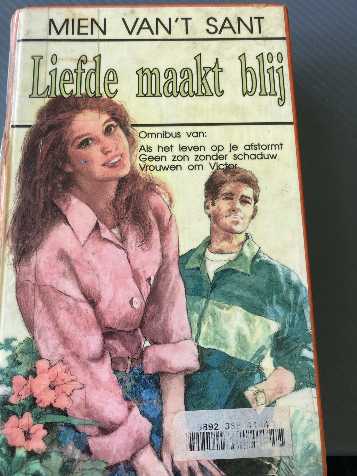 Mien van 't Sant - Liefde maakt blij (Omnibus), Boeken, Romans, Ophalen of Verzenden, Gelezen, Nederland