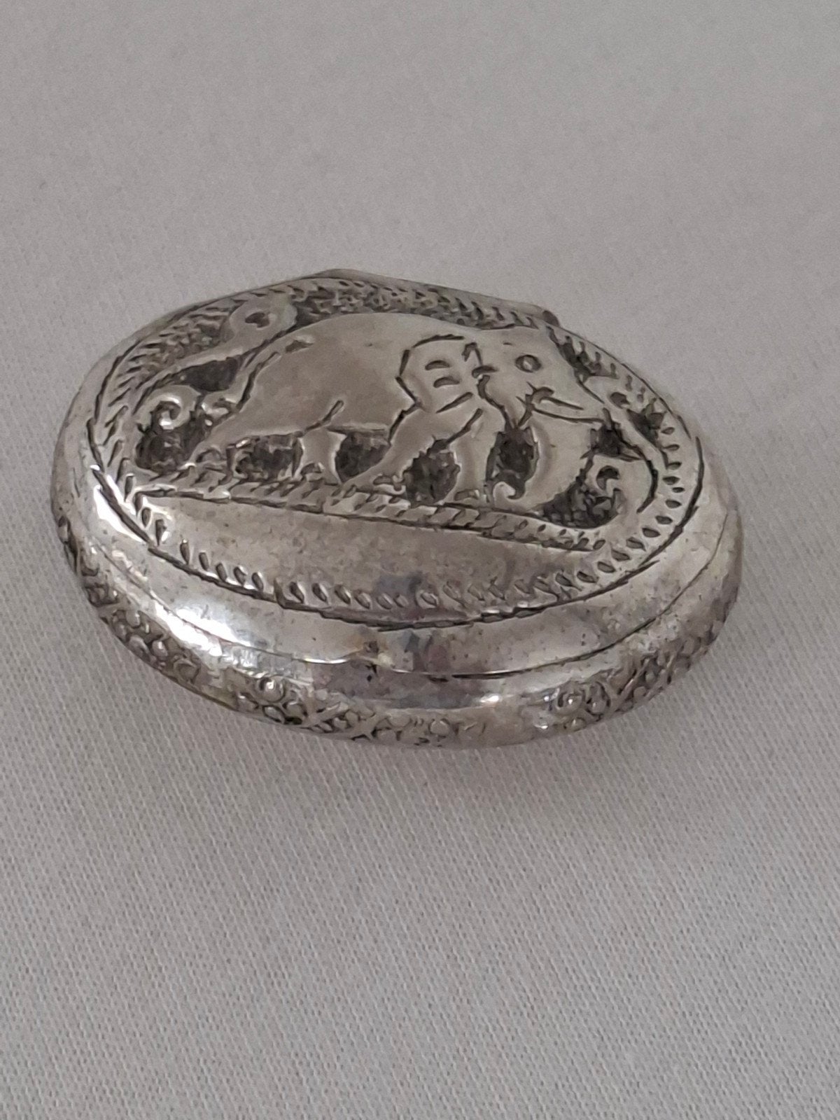 Antiek Zilveren Snuifdoosje met Olifant Reliëf, Ophalen of Verzenden, Zilver