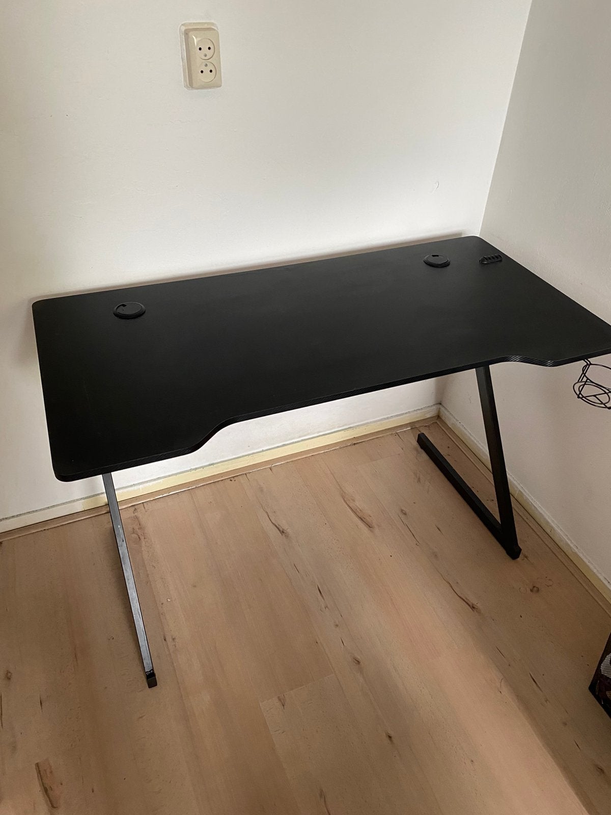 Mooi gamer bureau van de jysk zwart in uitstekende staat, Huis en Inrichting, Bureaus, Ophalen, Zo goed als nieuw