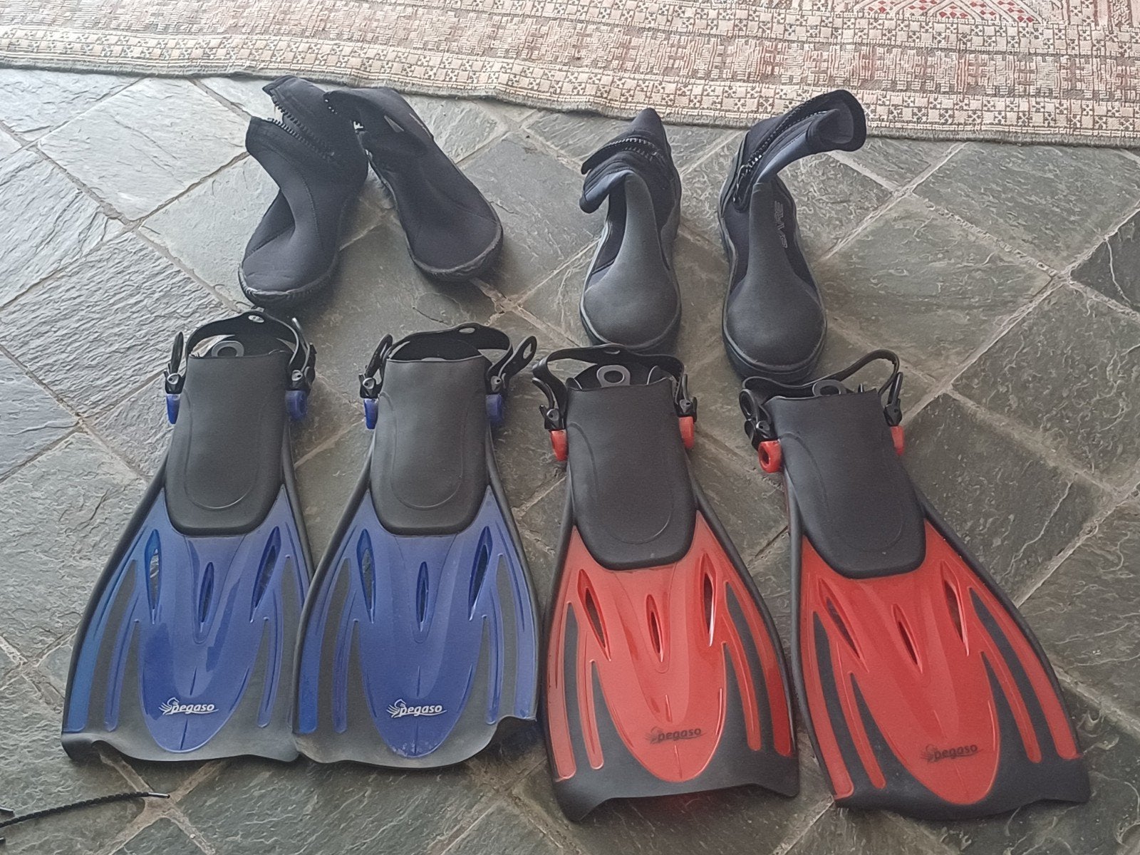 Duikvinnen en duikschoenen (2 sets vinnen, 2 paar schoenen), Watersport en Boten, Ophalen of Verzenden, Zwem- of Duikvliezen