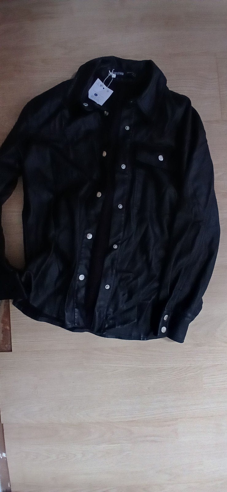 nieuwe zwarte bershka leatherlook blouse mt xs, Kleding | Dames, Ophalen of Verzenden, Nieuw, Zwart