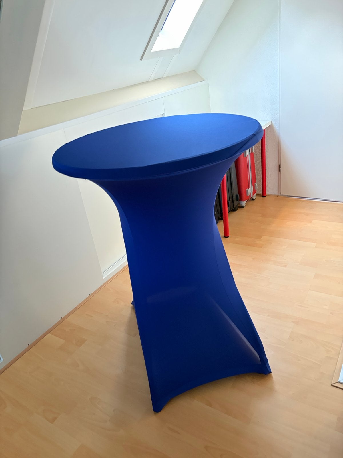 Statafel met blauwe hoes - Hoogte 1.10m, Doorsnede 86cm, Ophalen, Gebruikt