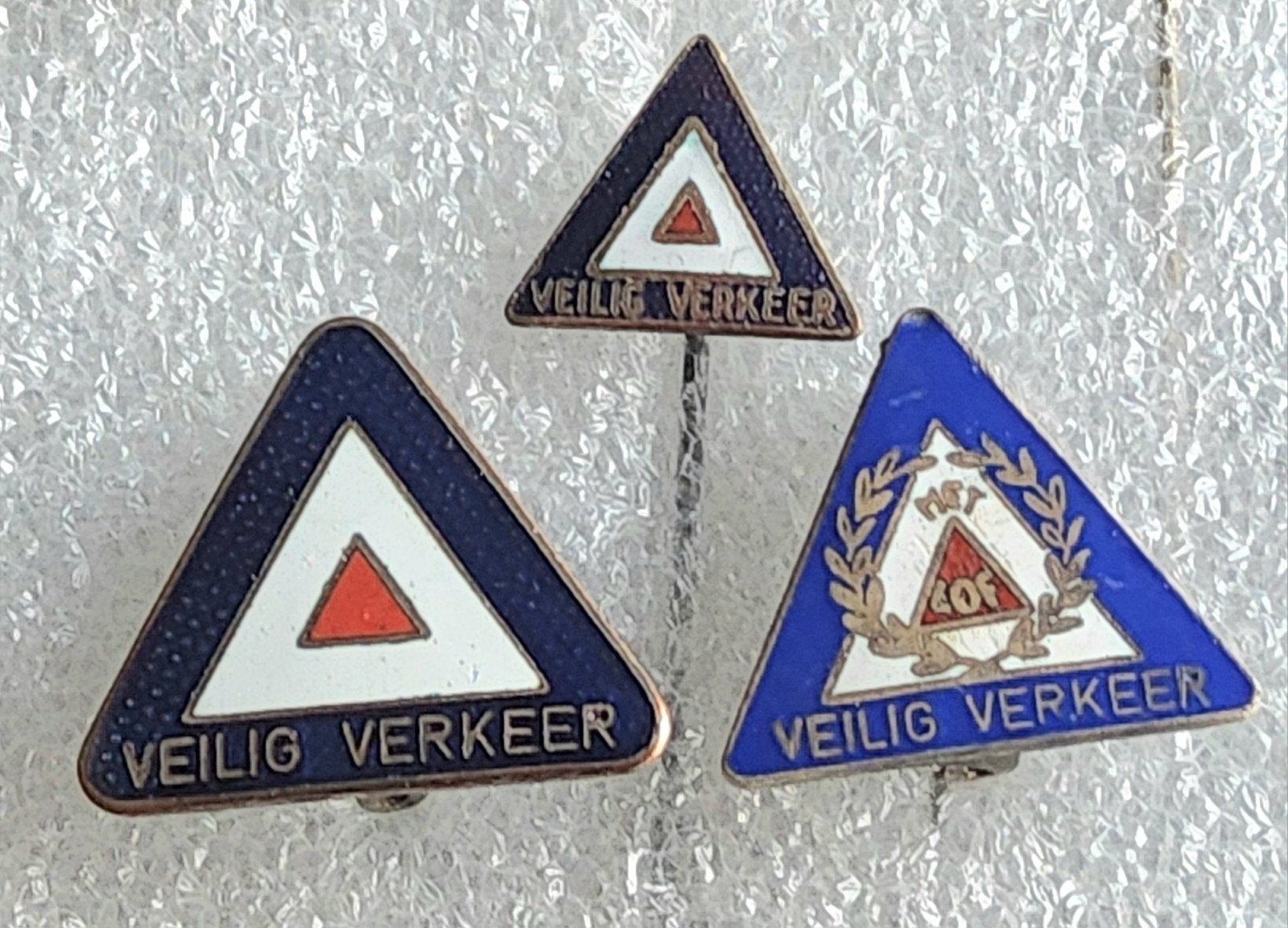 3 Emaille Speldjes 'Veilig Verkeer', Ophalen of Verzenden, Gebruikt, Overige onderwerpen, Speldje of Pin