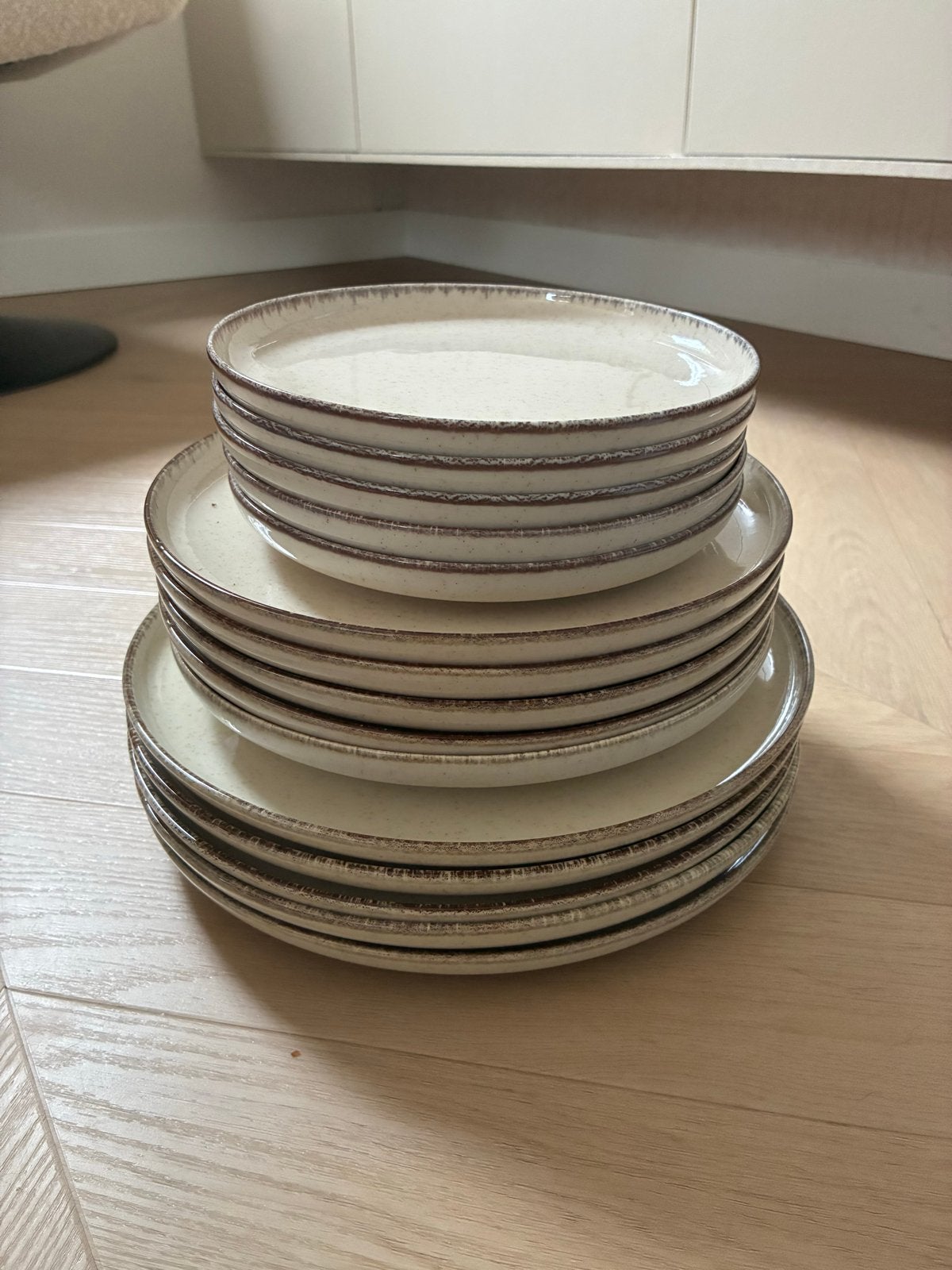 Uitgebreid spikkel keramiek servies (22-delig) – Japandi, Huis en Inrichting, Keuken | Servies, Ophalen, Gebruikt, Keramiek, Modern