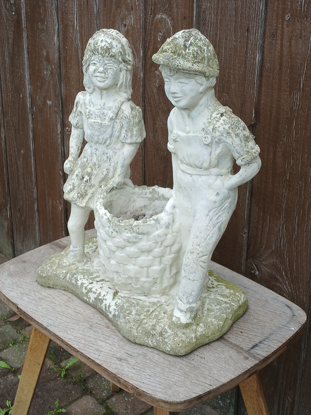 Vintage tuinbeeld jongen en meisje met mand - 50 cm hoog, Ophalen of Verzenden, Gebruikt, Beton, Mensenbeeld