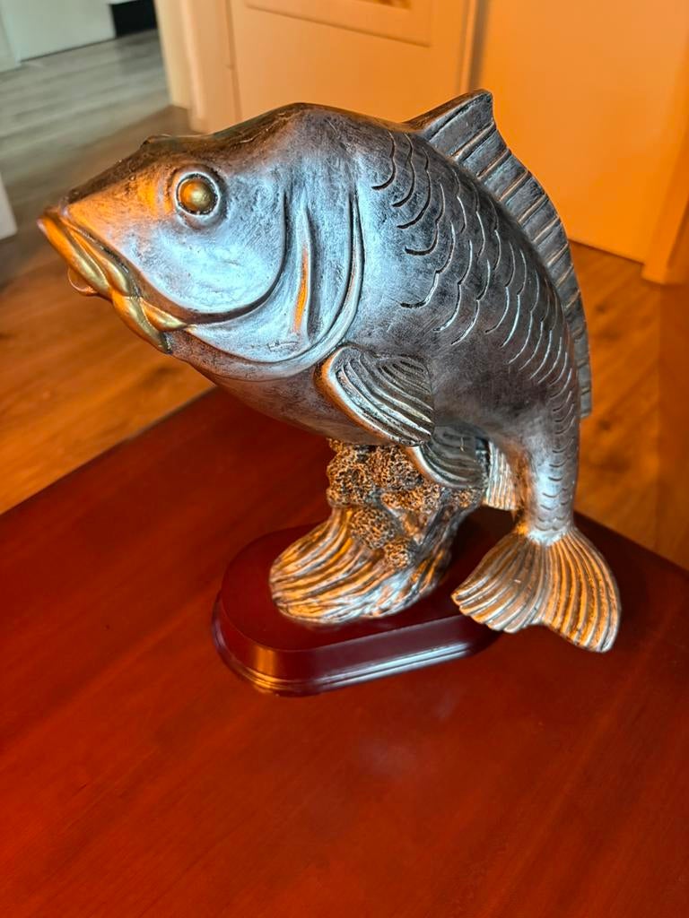 Karper beeld op sokkel 28,5cm hoog, Ophalen, Zo goed als nieuw, Dier