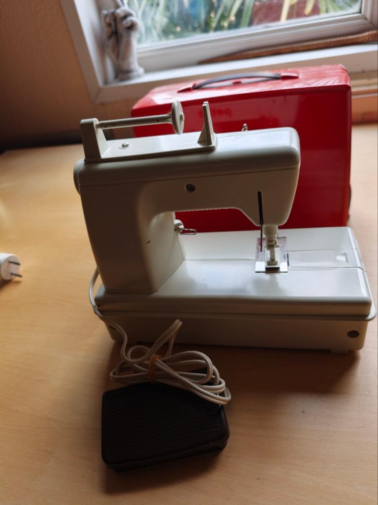 Vintage Kinder Naaimachine met Rode Koffer, Hobby en Vrije tijd, Naaimachines en Toebehoren, Ophalen of Verzenden, Gebruikt, Naaimachine