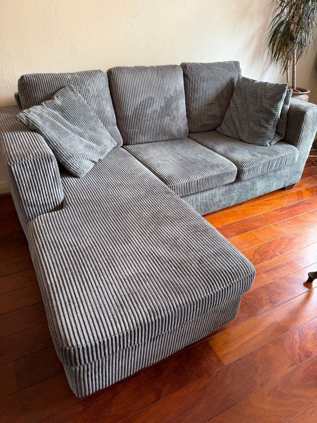 Grijze ribcord hoekbank van Seats and Sofas, Huis en Inrichting, Ophalen, 250 tot 300 cm, Gebruikt, Hoekbank