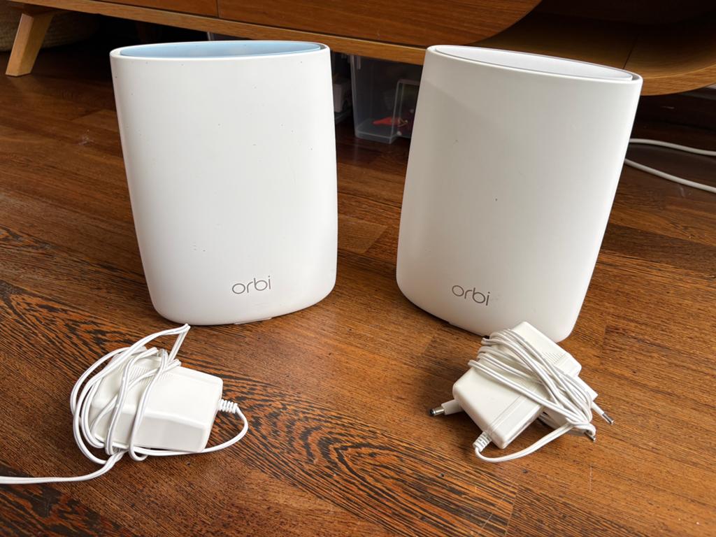 1 orbi router rbr50v2 + 1 orbi satellite rbs50v2, Ophalen, Zo goed als nieuw