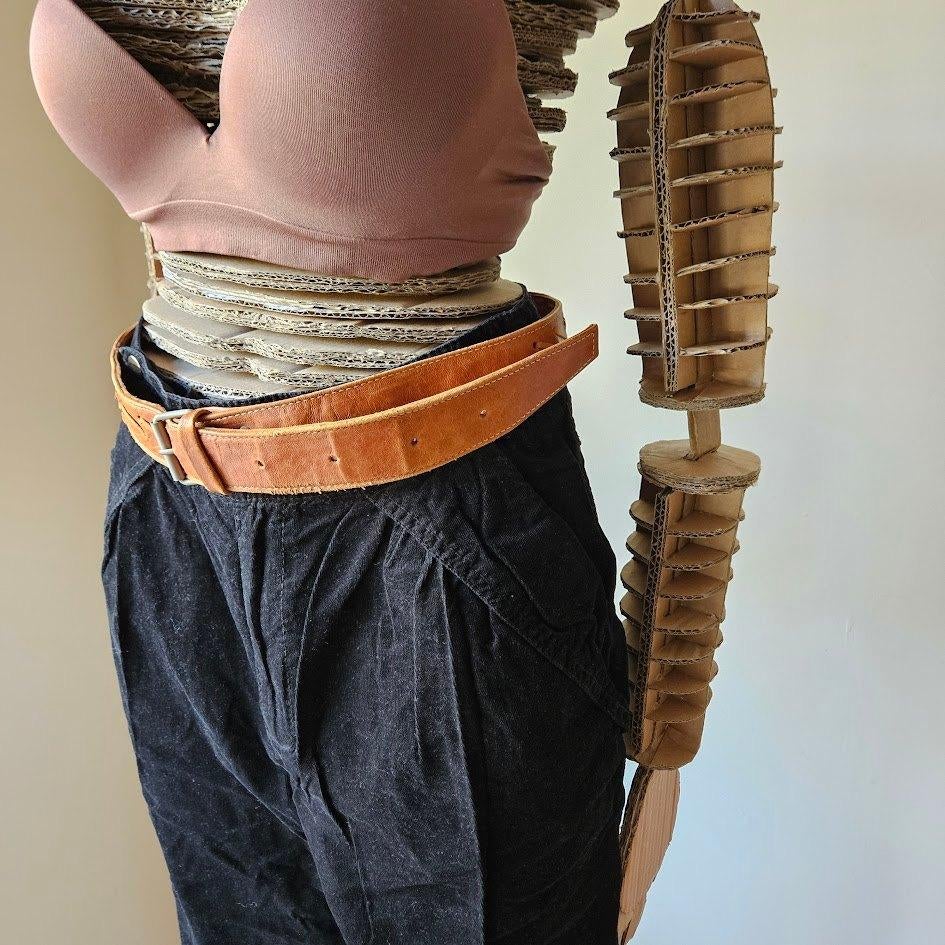 Vintage Cognac kleurige leren riem met V motief 103 cm, Kleding | Dames, Riemen en Ceinturen, Gedragen, Tailleriem, 100 cm of meer