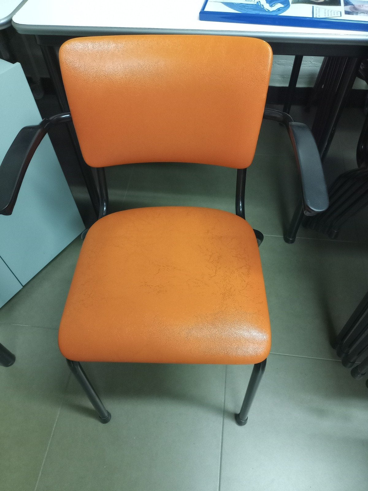 37x Ahrend Oda retro oranje skai stapelbare stoelen, Ophalen, Gebruikt, Kunststof, Vijf, Zes of meer stoelen