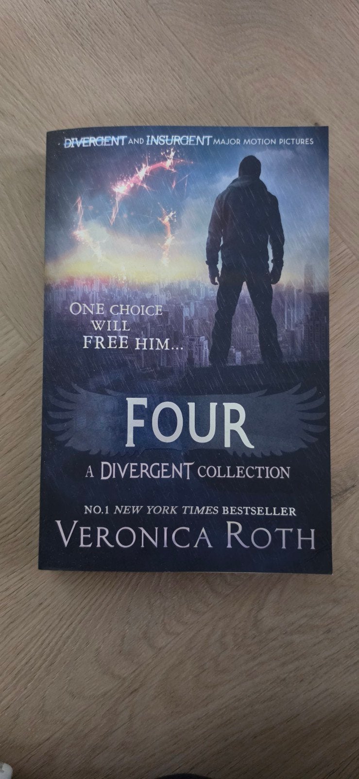 Divergent en Four: A Divergent Collection - Veronica Roth, Boeken, Ophalen, Nieuw