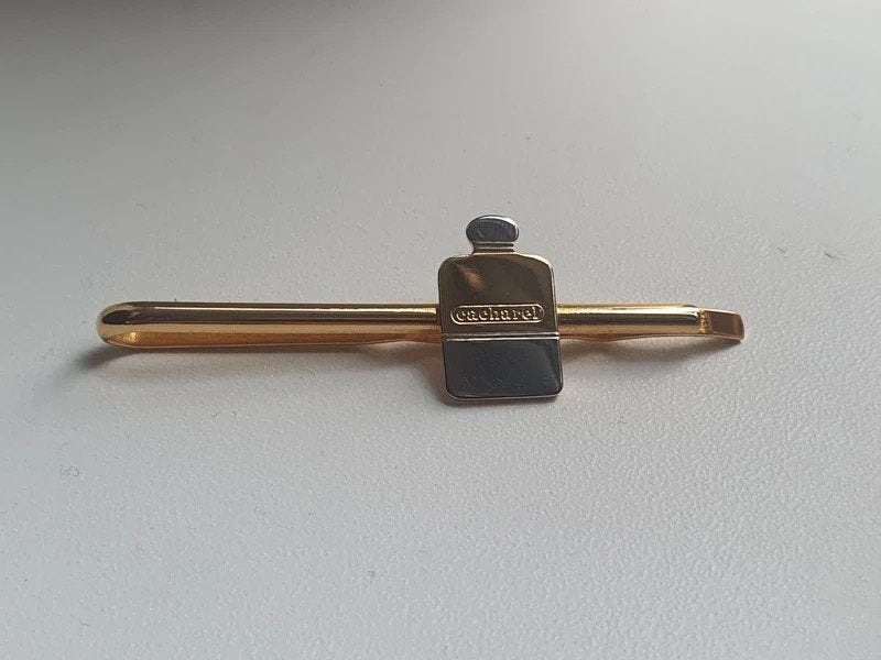 Vintage Cacharel Dasspeld Goudkleurig Parfumflesje, Ophalen of Verzenden