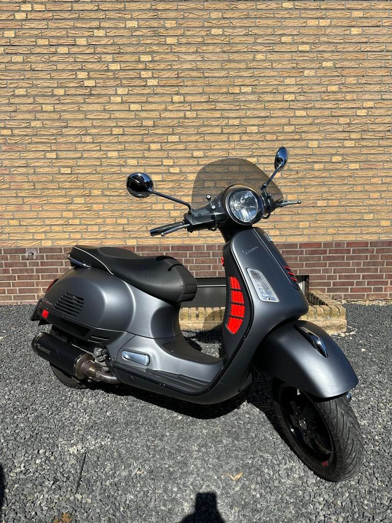Vespa GTS 300 Super - Mat Grijs - akrapovic, Motoren, Motoren | Piaggio, Gebruikt, Overig, Automaat, Sportuitlaat
