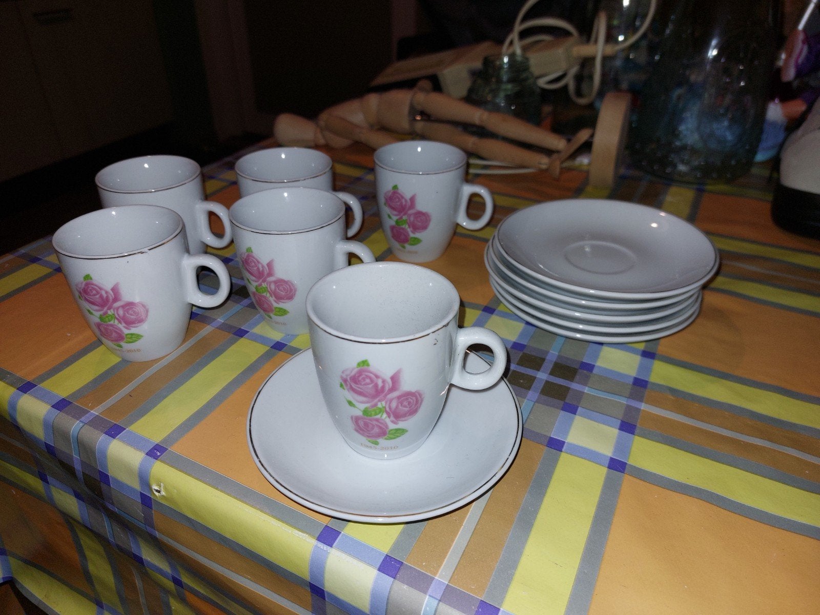 6 Vintage kopjes met schoteltjes - Rozen decor 1945-2010, Gebruikt, Vintage, Ophalen of Verzenden, Kop(pen) en/of Schotel(s)
