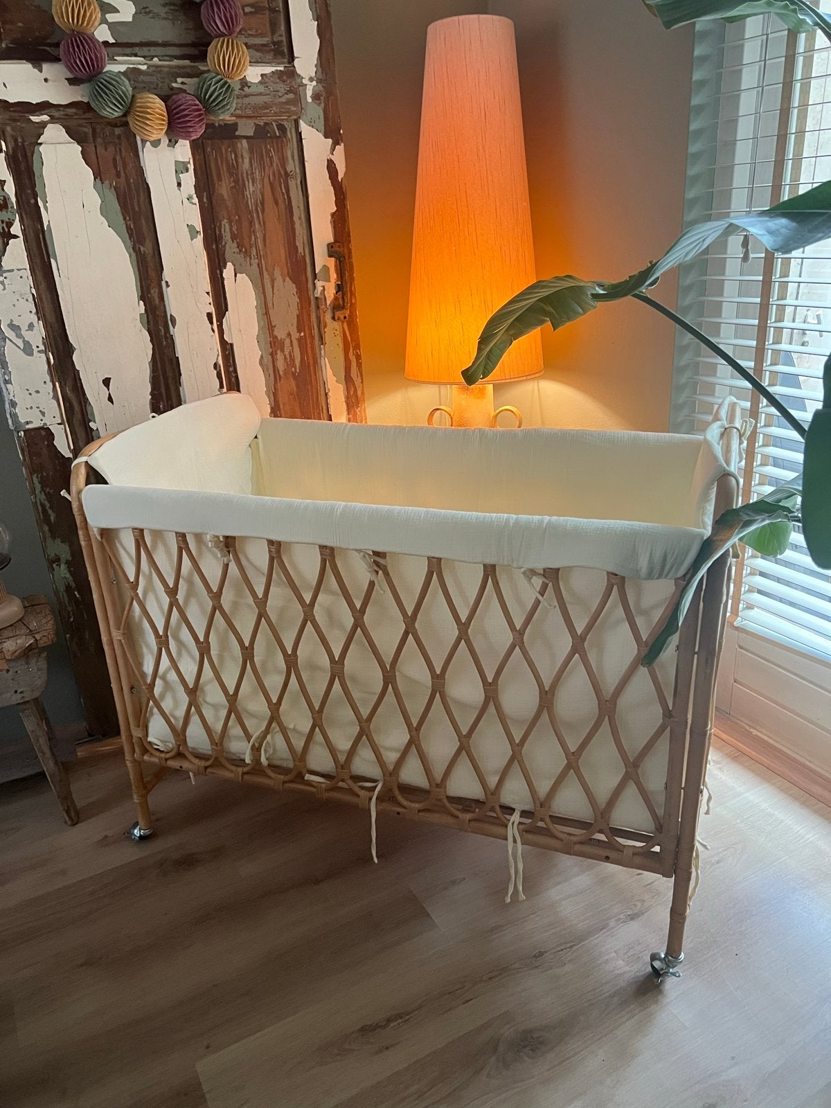 Rotan wieg 60x120 met bedrand en wieltjes, Ophalen, Gebruikt, Minder dan 140 cm, Minder dan 70 cm