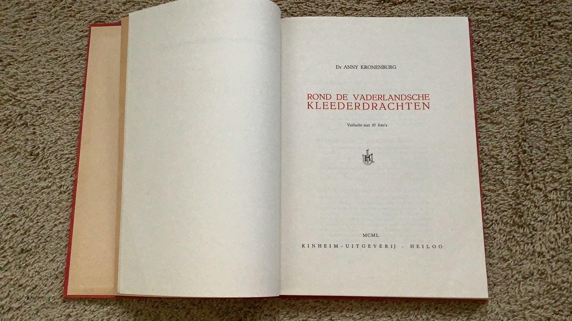 Rond de vaderlandsche kleederdrachten, Dr. Anny Kronenburg, Ophalen of Verzenden, 20e eeuw of later, Gelezen