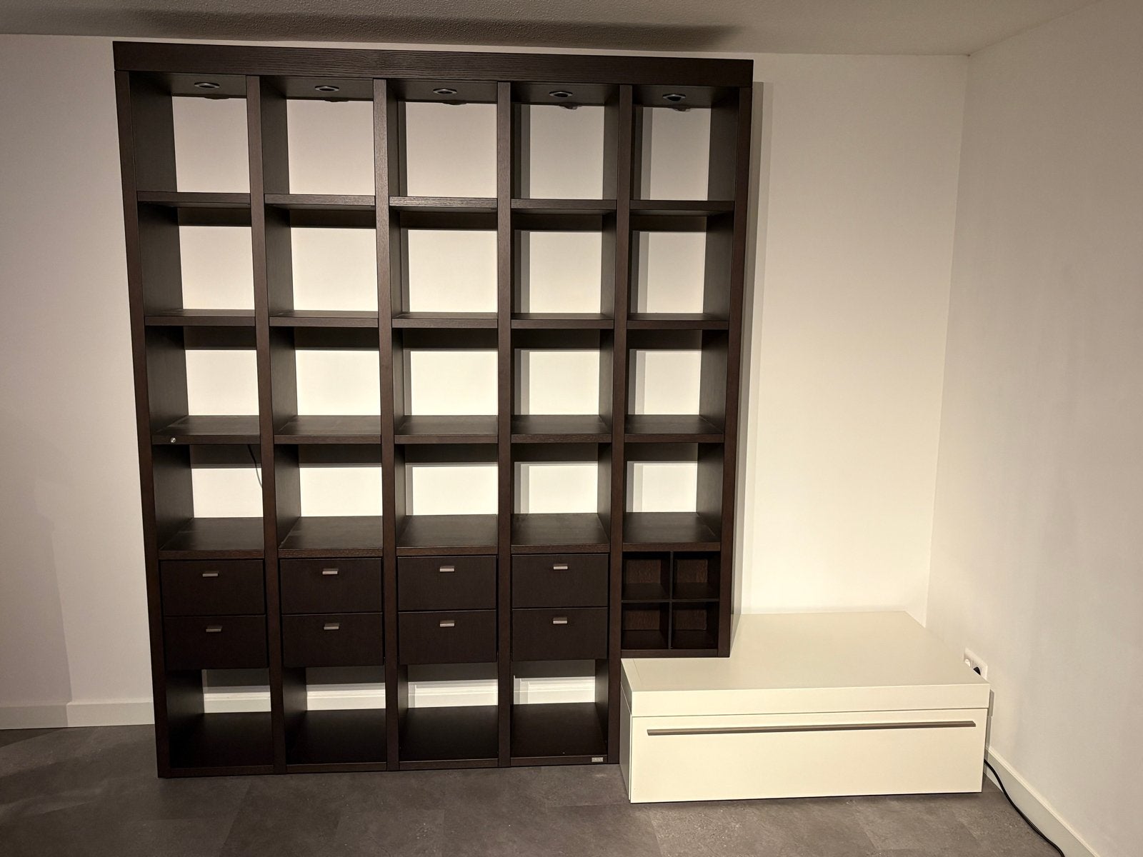 Hülsta Encado Kast wengé/choco bruin, lades en verlichting, Ophalen, Gebruikt, Met klep(pen), 200 cm of meer
