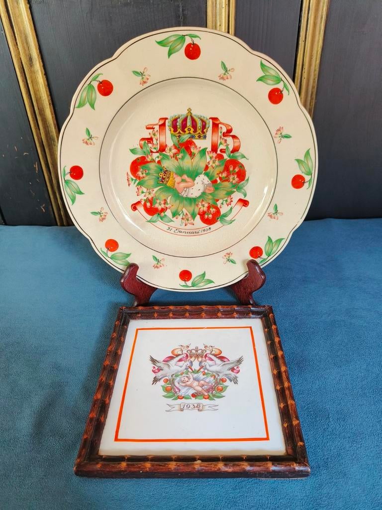 Wandbord en tegeltje m.b.t. prinses Beatrix 1939, Verzamelen, Koninklijk Huis en Royalty, Gebruikt, ?, Servies, Nederland