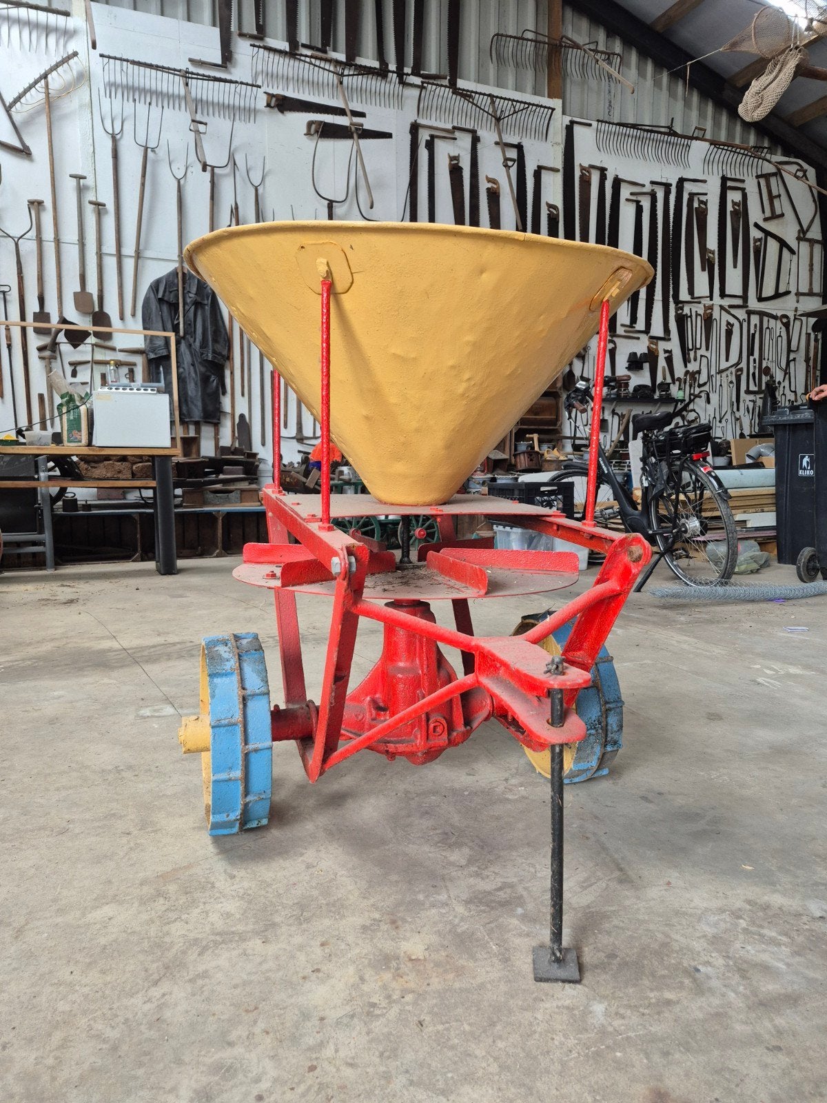 Antieke kunstmeststrooier, Antiek en Kunst, Antiek | Gereedschap en Instrumenten, Ophalen