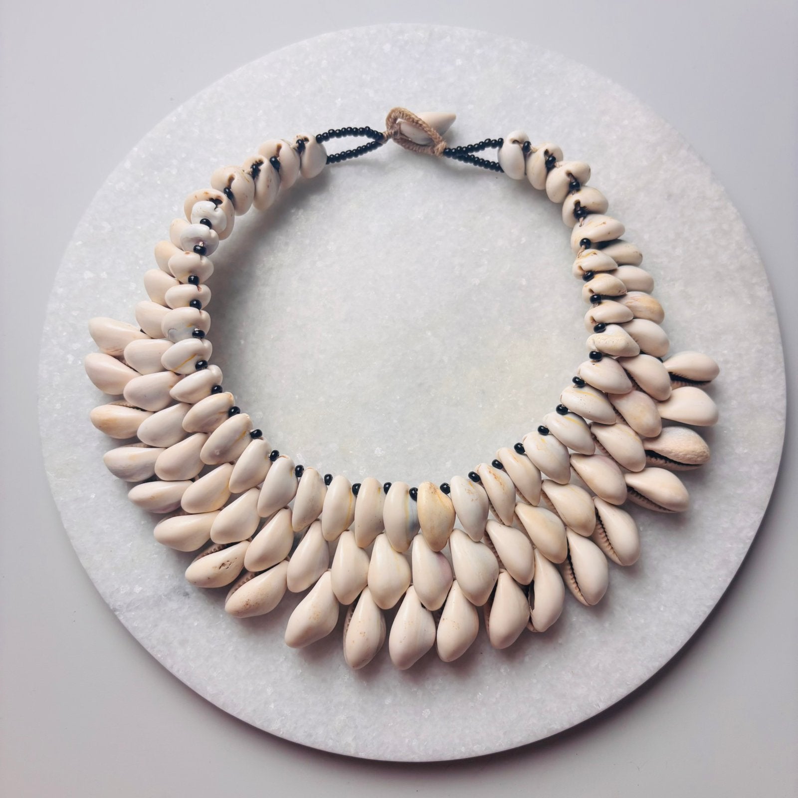 Tribale kauri schelpen ketting / collier, Oost-Afrika, Ophalen of Verzenden, Zo goed als nieuw, Zwart, Overige materialen