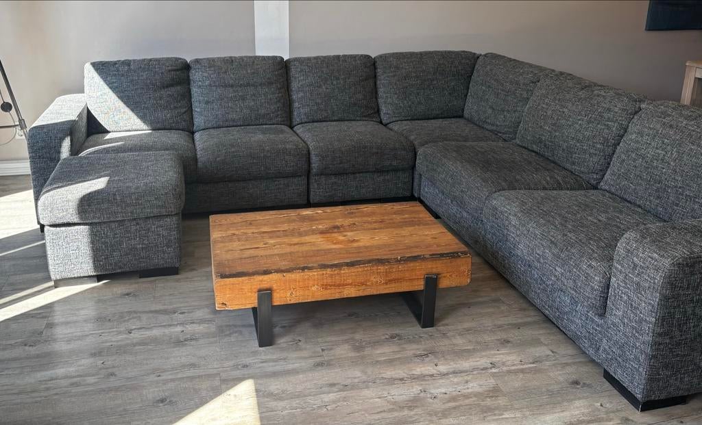 Robuuste salontafel van massief hout met metalen poten, Huis en Inrichting, Tafels | Salontafels, Ophalen, Gebruikt, 100 tot 150 cm