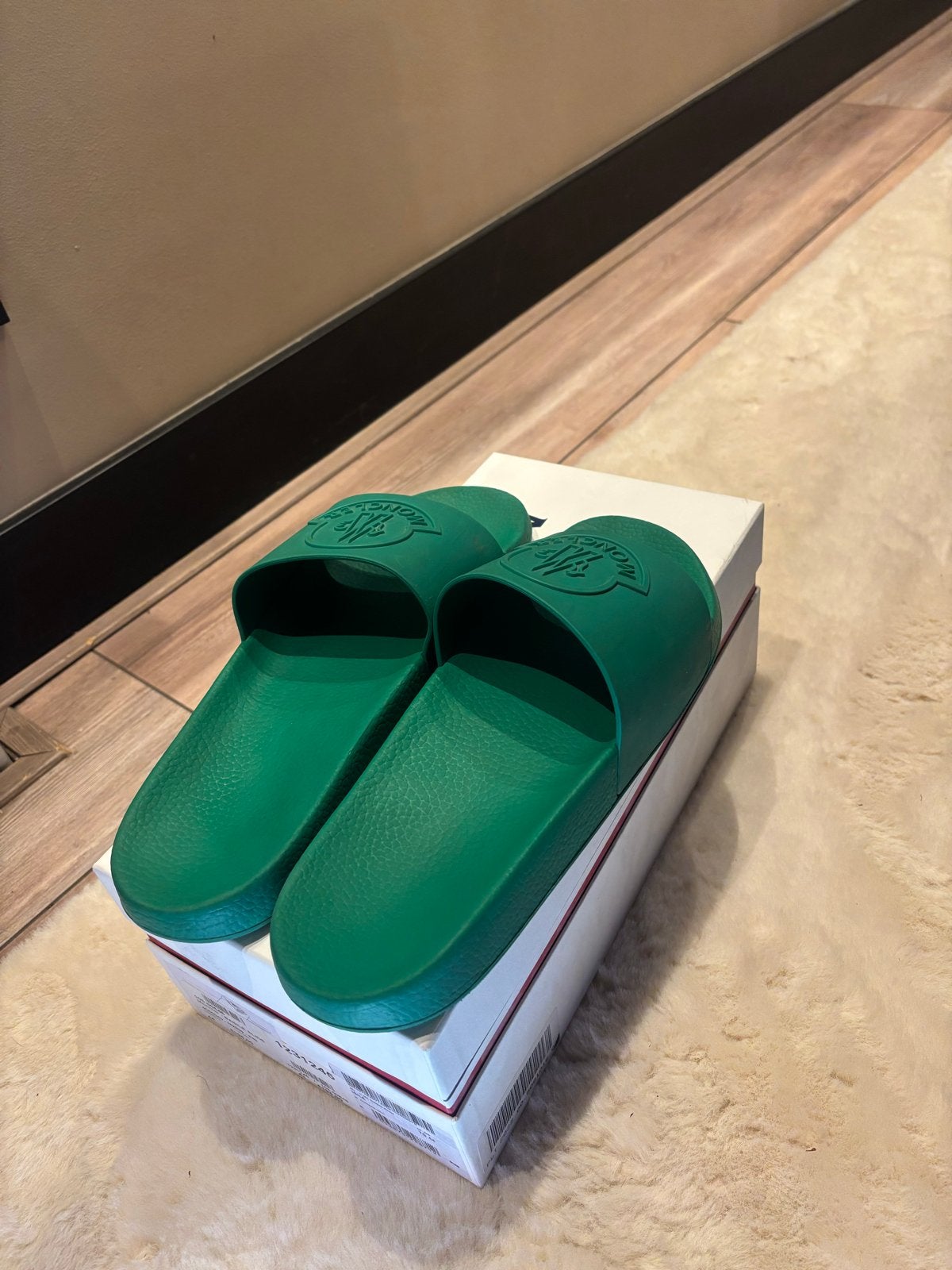 Groene Moncler slippers maat 44, Ophalen of Verzenden, Gedragen, Overige kleuren, Slippers