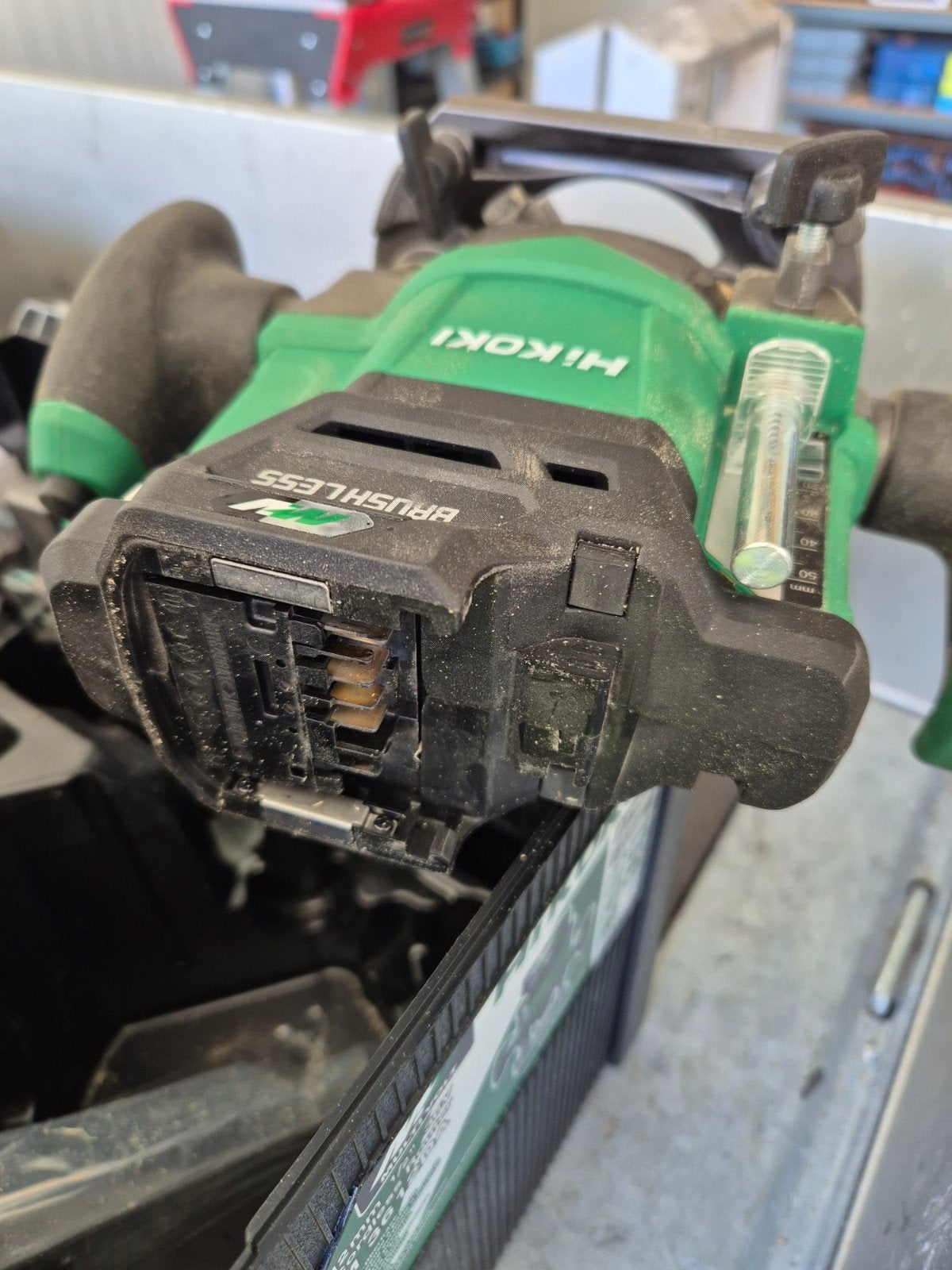 1 x gebruikte boven frees machine op acu, Doe-het-zelf en Verbouw, Gereedschap | Freesmachines, HiKOKI, Ophalen of Verzenden, Zo goed als nieuw