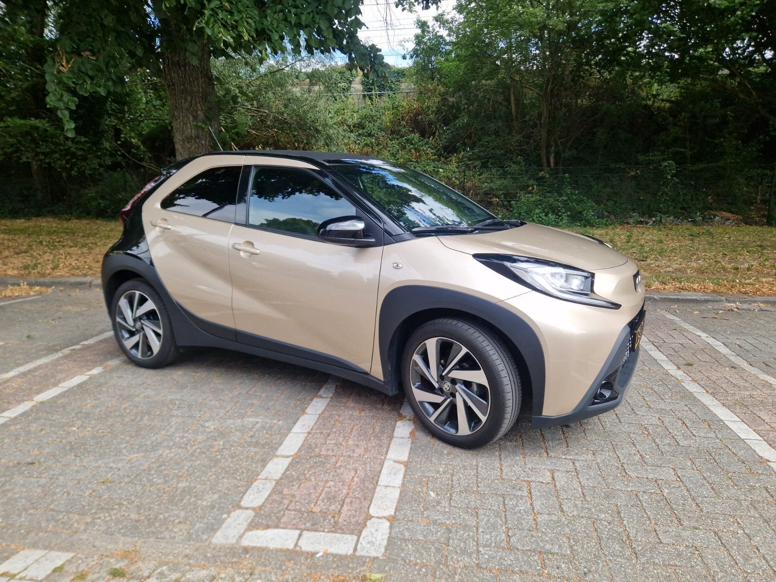 Toyota Aygo X 1.0 complete Envy uitvoering met canvas cabrio, Voorwielaandrijving, 31 €/maand, Bruin, 4 stoelen