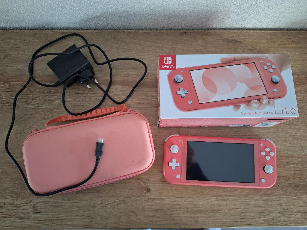 switch lite, Spelcomputers en Games, Spelcomputers | Nintendo Switch Lite, Ophalen of Verzenden, Roze of Coral, Zo goed als nieuw