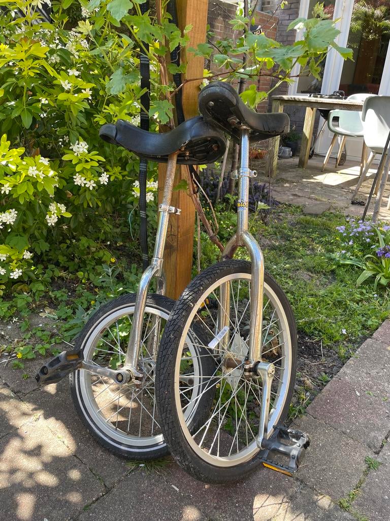 2 eenwielers - één met lekke band, Fietsen en Brommers, Ophalen, Gebruikt