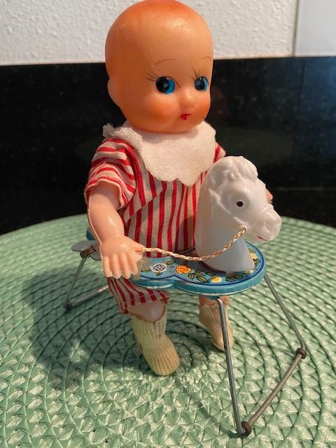Walking doll in loopwagen windup Japan '60ties, Antiek en Kunst, Ophalen of Verzenden
