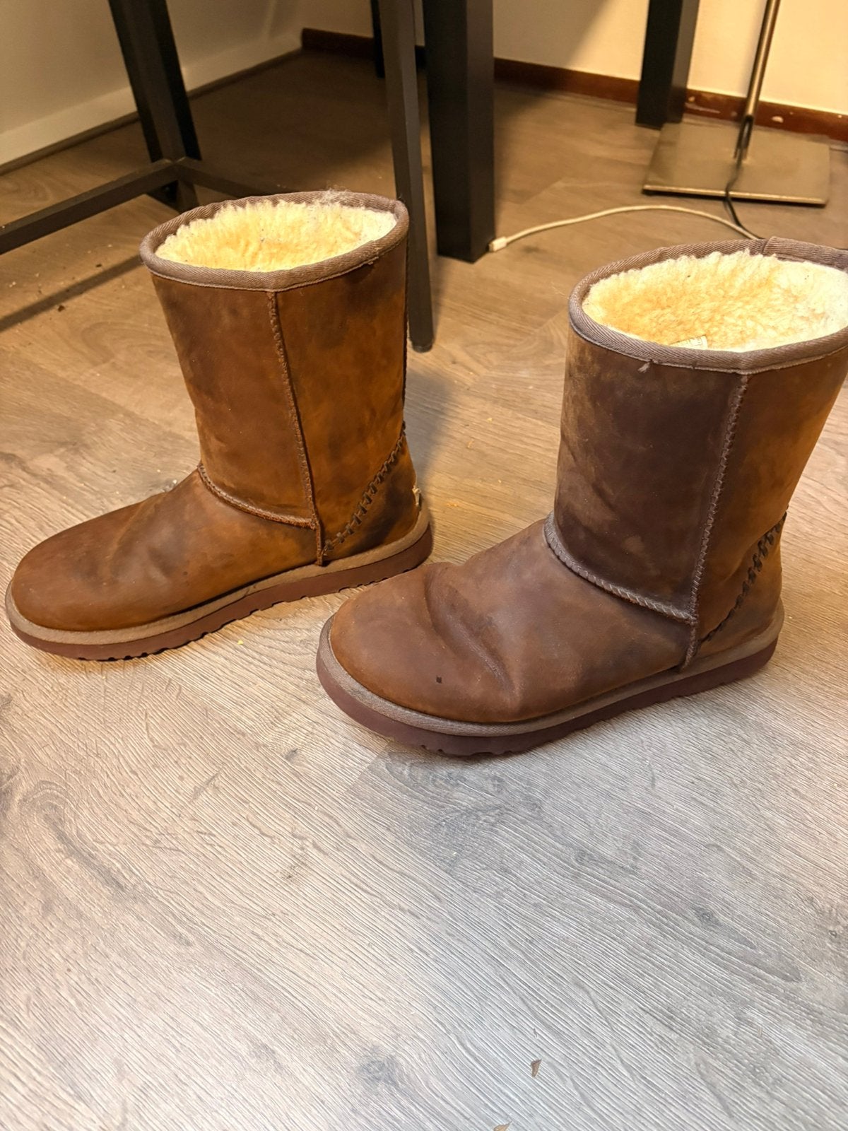 Donkerbruine UGGs uit 2024 Mt. 43, Bruin, Boots, Ophalen of Verzenden, Zo goed als nieuw