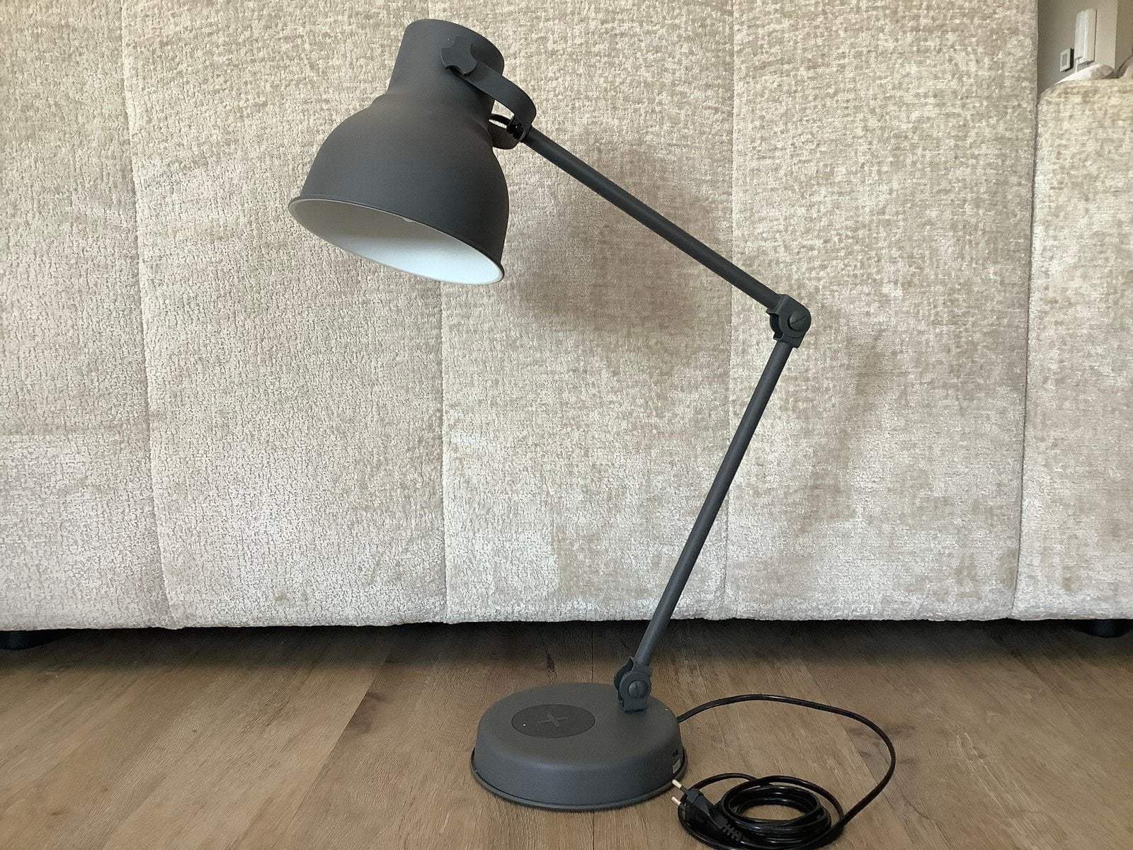 IKEA Hektar tafellamp met draadloos opladen, donkergrijs, Ophalen, Bureaulamp, Verstelbaar, E14 (klein)