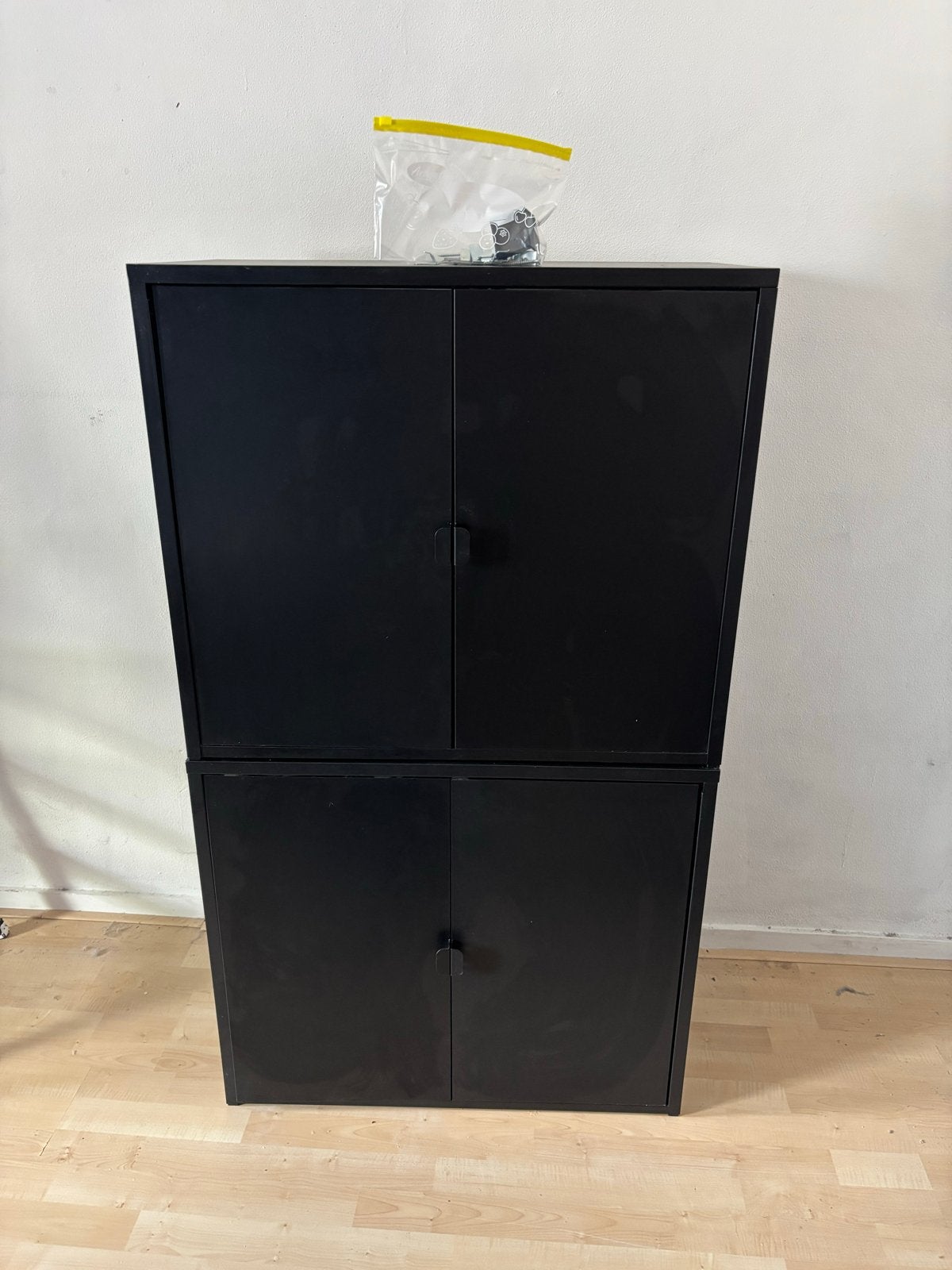 Zwarte metalen kasten met plank - 2x Bror Ikea, Ophalen, Gebruikt
